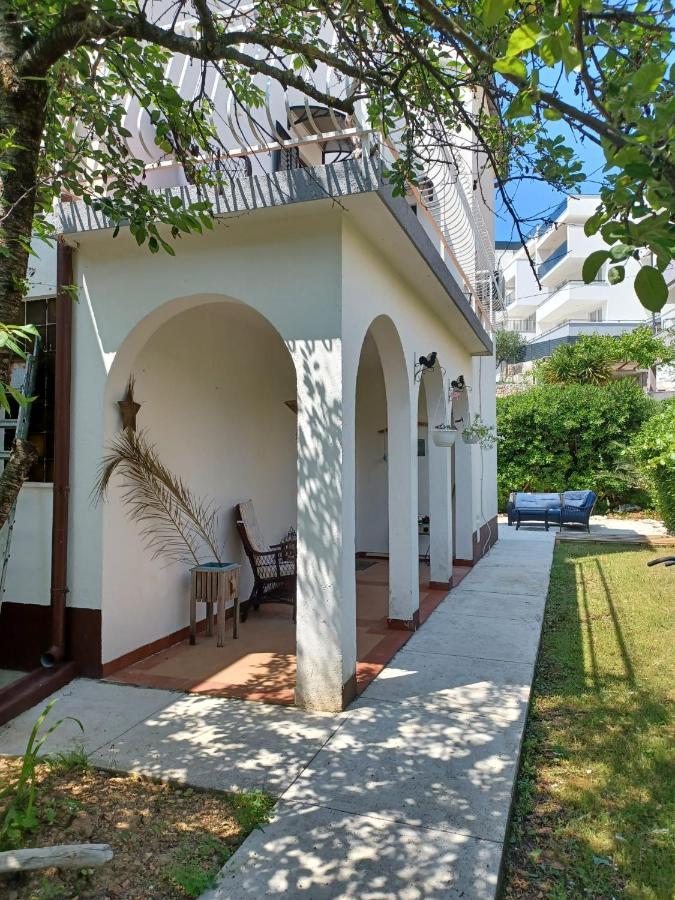 Apartment Bunjo'S Beach House Trogir Luaran gambar